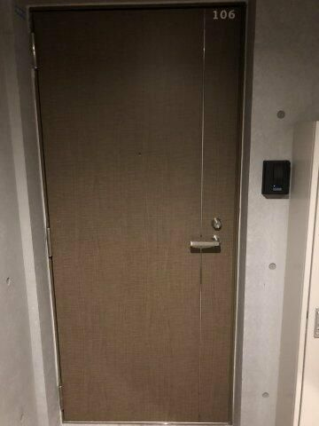 エクサム西新宿の玄関