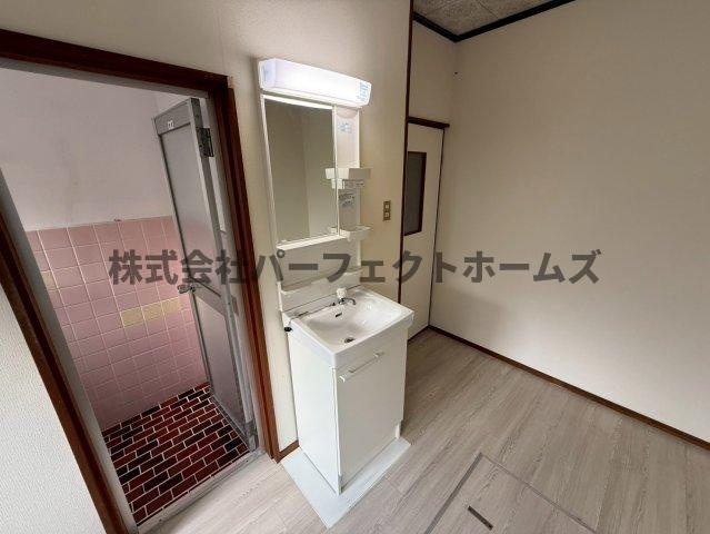 四条畷市中野本町テラスハウスの独立洗面台|独立洗面台で身支度をすべて済ませてしまいましょう