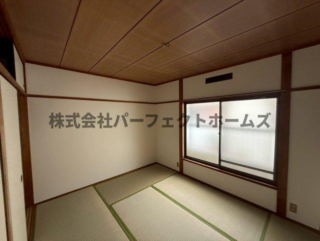 四条畷市中野本町テラスハウスの和室|明るい和室です