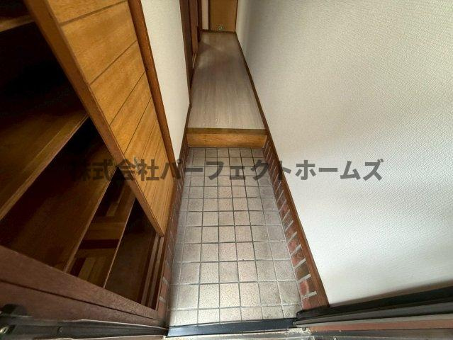 四条畷市中野本町テラスハウスの玄関|収納もある玄関です