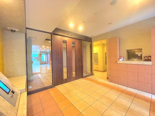 ライジングプレイス浅草弐番館のその他共用部分|～快適さと資産～
安心のセキュリーティーと品のあるエントランス。ここに住まう誇りを感じさせる、まさに迎賓の空間。エントランスを抜けるたびに、都心での上質な生活を実感できます。
