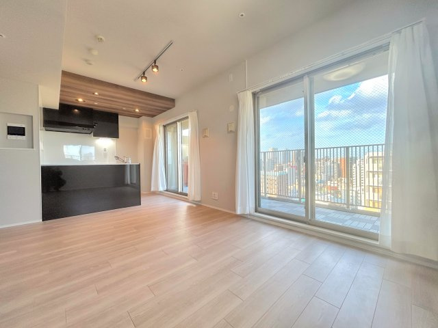 ライジングプレイス浅草弐番館の居間・リビング|～Ｌiving room～
南側に掃きだし窓が２つ並ぶリビングです。陽当たり重視でお探しのお客様にもご満足頂けると思います。
