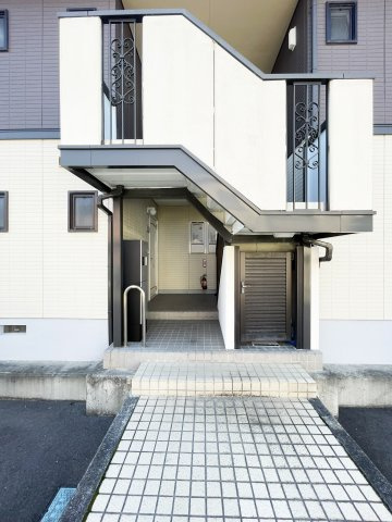 ファミールアルファ　Ｂ棟のエントランス