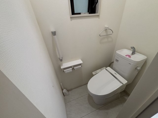 温水洗浄便座付きのトイレです