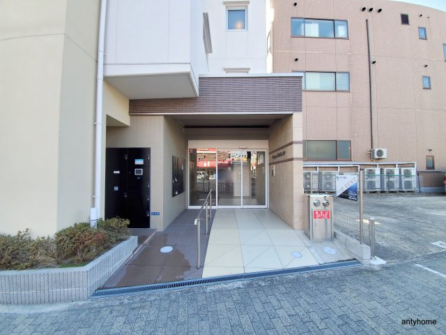 プロスパー江坂479　仲介手数料無料のエントランス