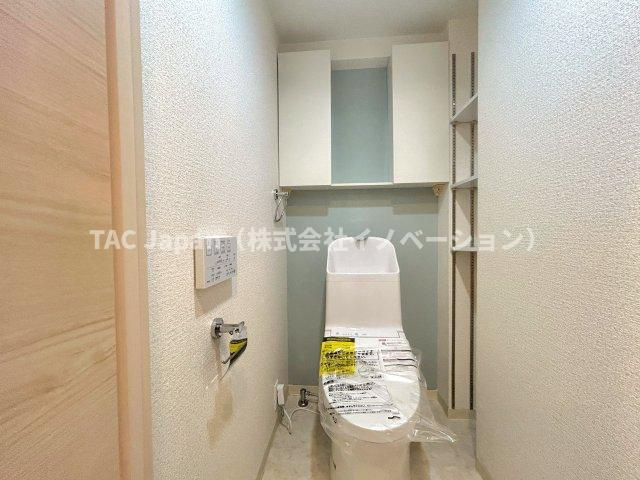 サンシティJ棟のトイレ|十分なスペースを確保したトイレ。
収納もございますのでシンプルな空間を保てます。