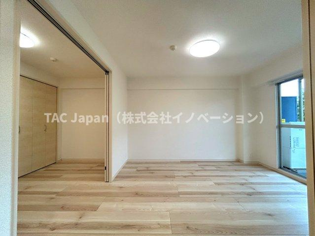 サンシティJ棟の洋室|お客様の求める本当の“住み心地”とは何なのか。そのための一手間一工夫を惜しみません。街並みや周辺の環境に呼応しながら、美しく、そして毎日の暮らしを考慮した機能性の高い住まい。