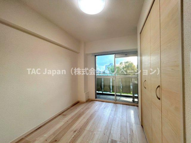 サンシティJ棟の洋室|～Bed room～
バルコニーから陽当たりが差し込みますので、日中は電気など必要ない明るさとなっております。