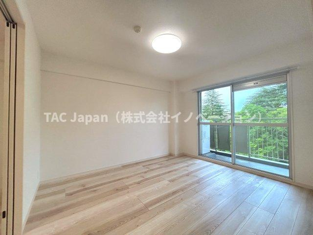 サンシティJ棟の洋室|～Bed room～
バルコニーから陽当たりが差し込みますので、日中は電気など必要ない明るさとなっております。
