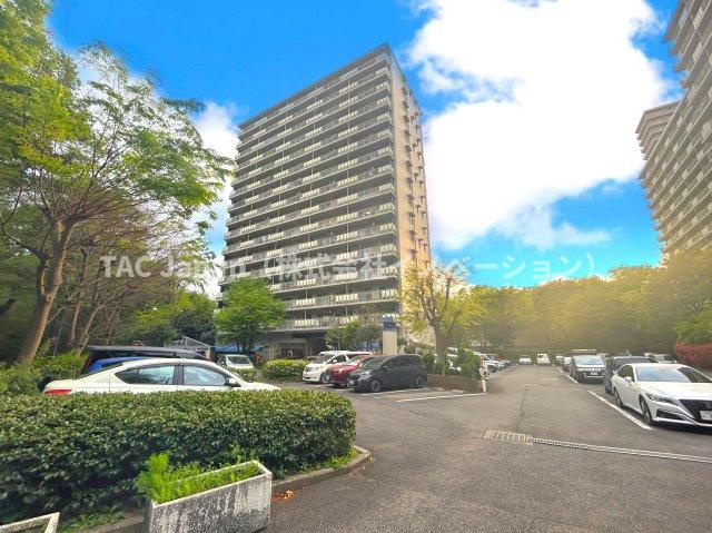 サンシティJ棟の外観|時代の流れに惑わされないシックなカラートーンで街並みに溶け込む外観は、主張し過ぎず、また平凡になり過ぎず絶妙なコントラストで輝きを放ちます。