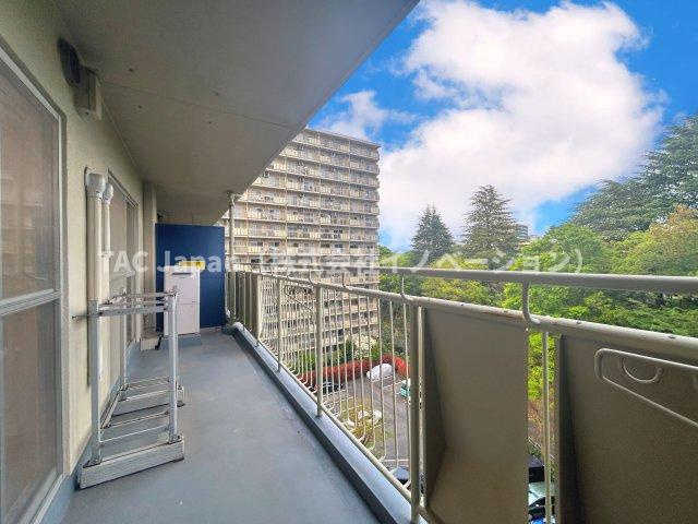 サンシティJ棟の展望|～Balcony～
お洗濯物が思いっきり干せる陽あたり良好のワイドバルコニー。前面に建物もないので風通し、眺望も抜群です。