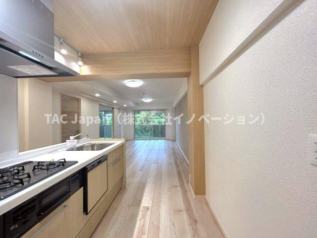 サンシティJ棟のキッチン|手元の収納から、足元の収納までが全てスライド式で、奥のスペースまで有効に活用できます。奥まで上から見渡せるので、たまにしか使わない調理器具もサッと取出せます。
