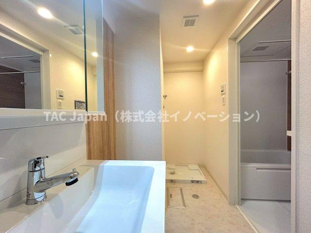 サンシティJ棟の独立洗面台|落ち着いた空間を演出するカラーと、ゆったり落ち着いてお使い頂ける広さが魅力のパウダールーム。居室からも独立しており、プライベート空間を保ちます。