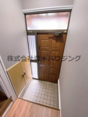 【玄関】 | 　寝屋川市御幸東町17戸建貸家 | 明るい玄関です