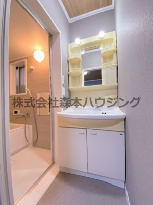 【洗面所】 | 　寝屋川市御幸東町17戸建貸家 | 忙しい朝には欠かせない洗面所です
