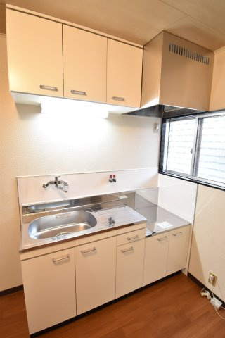 タウニィー栄のキッチン|窓付きで換気良好なキッチン。上下に大容量の収納棚を完備。