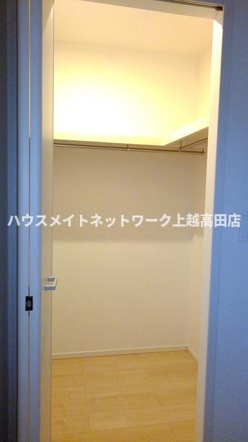 アモーレの収納|ウォークインクローゼット
