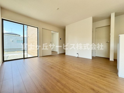 【居間・リビング】 | 藤枝市藤岡2丁目 5期 新築一戸建て 1号棟 | リビングです
