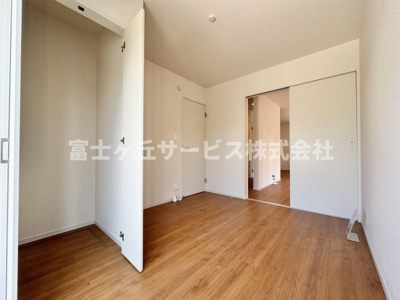 【洋室】 | 藤枝市藤岡2丁目 5期 新築一戸建て 1号棟 | リビングの奥にある洋室です