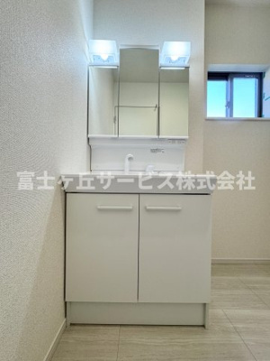 【独立洗面台】 | 藤枝市藤岡2丁目 5期 新築一戸建て 1号棟 | 朝の身支度に便利な独立洗面台です