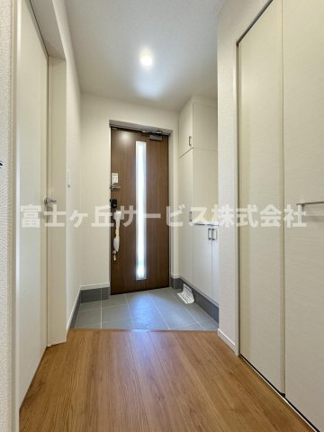 【玄関】 | 藤枝市藤岡2丁目 5期 新築一戸建て 1号棟 | 収納もある玄関です