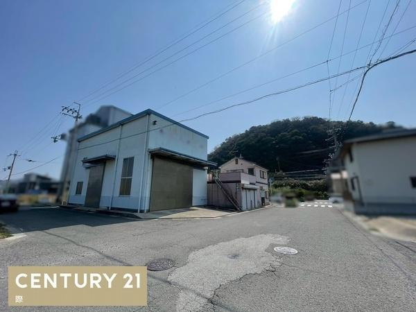 有田市宮崎町　倉庫の前面道路含む現地写真