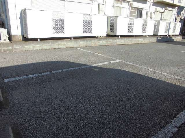 オリンピア藤沼の駐車場