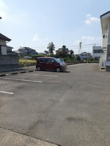 エルディム青木の駐車場