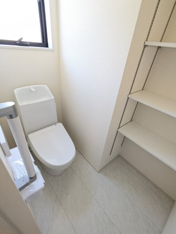 日立市滑川本町3期のトイレ|棚付きで嬉しい！温水ウォシュレットトイレでゆっくりと快適なお一人時間を～