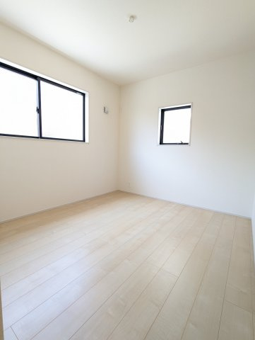 日立市滑川本町3期の洋室|木の温もりがナチュラルで窓から差し込む優しい光にぴったりの空間プライベート空間が楽しめます～！
