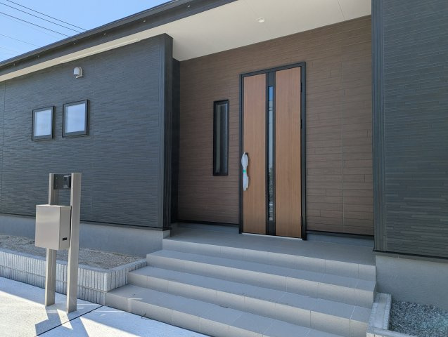 日立市滑川本町3期の玄関|エントランスです。帰りたくなる家、住む幸せ、ご見学の際はお問合せ下さい。心よりお待ちしております～。