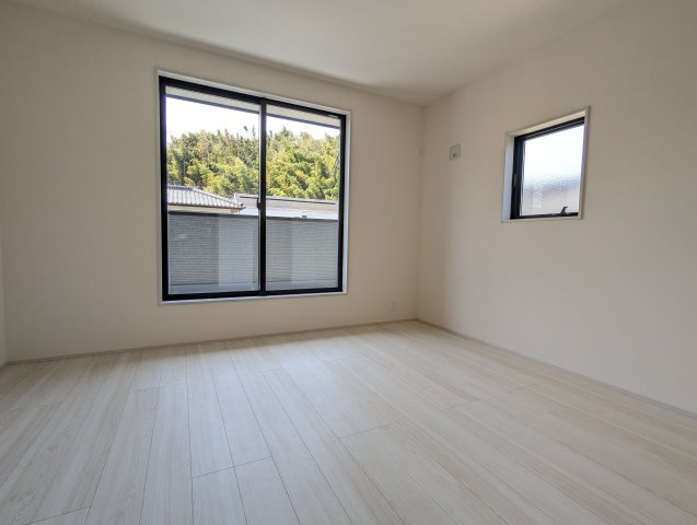 日立市滑川本町3期の洋室|木の温もりがナチュラルで窓から差し込む優しい光にぴったりの空間プライベート空間が楽しめます～！
