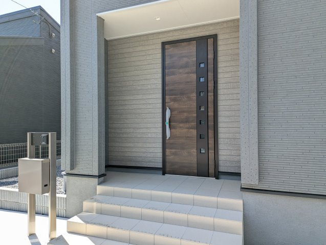 日立市滑川本町3期の玄関|エントランスです。帰りたくなる家、住む幸せ、ご見学の際はお問合せ下さい。心よりお待ちしております～。