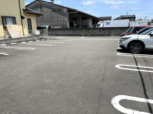 レーヴ新地の駐車場