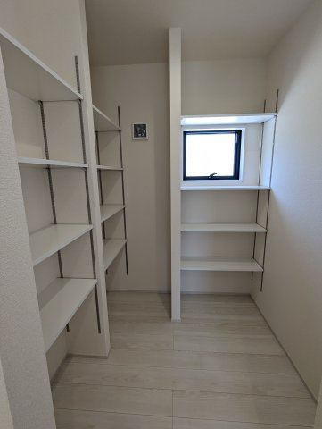 日立市滑川本町3期の収納|キッチン横のパントリーには、備蓄品や非常食のストックなどすっきり収納していただけます
