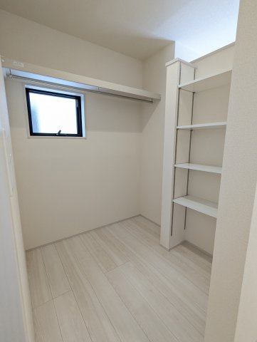 日立市滑川本町3期の収納|ファミリークローゼットには衣類だけでなく、趣味のグッズもたっぷり収納できます