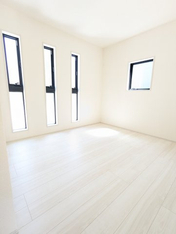 日立市滑川本町3期の洋室|木の温もりがナチュラルで窓から差し込む優しい光にぴったりの空間プライベート空間が楽しめます～！