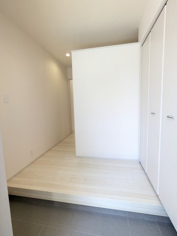 日立市滑川本町3期の収納|玄関窓から光が差し込む明るい玄関です！白を基調としているのでスッキリとしています♪