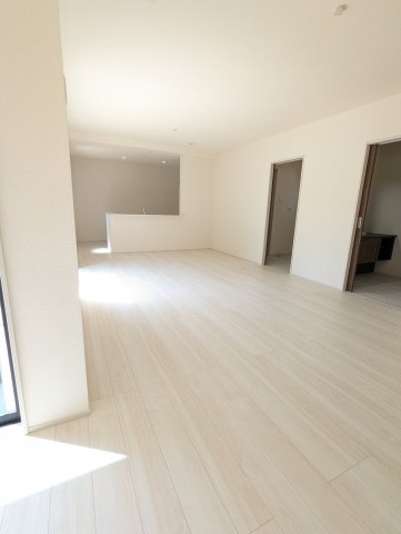 日立市滑川本町3期の居間・リビング|開放感がありお部屋を見渡せ・・動線が非常に効率的でスムーズな作業ができ魅力的です。