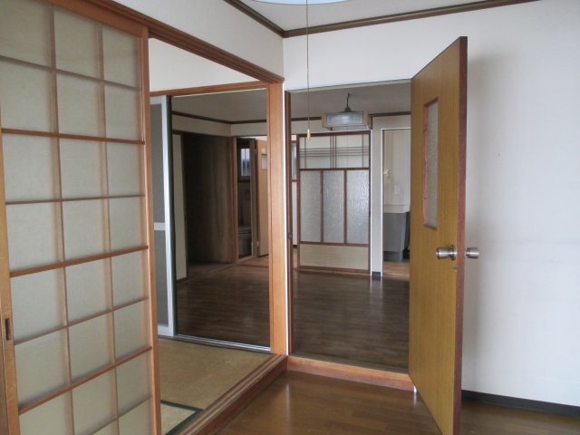 島中大庄店舗・倉庫の洋室