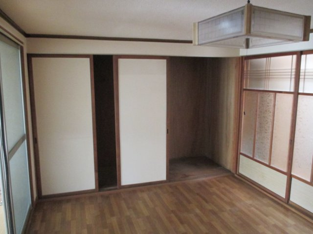 島中大庄店舗・倉庫の洋室