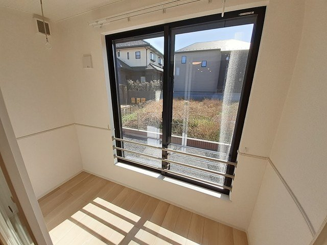 エピナール土浦２のバルコニー|明るい色調の室内です