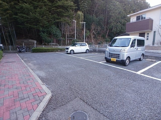 ライジングヒルズの駐車場