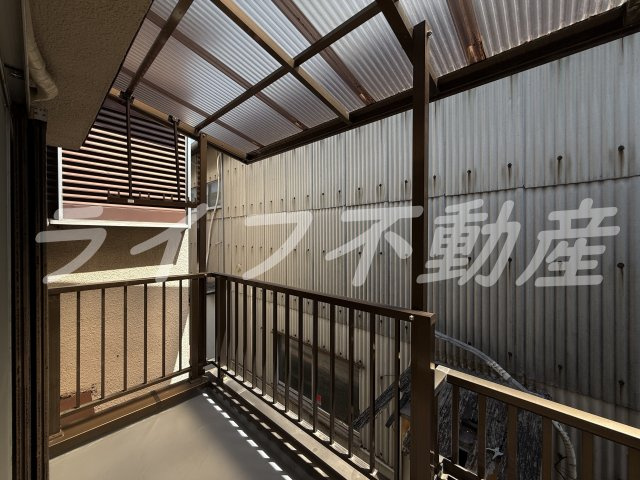 中石切5丁目貸家のバルコニー|外からの目が気にならないバルコニーで洗濯物が干せます