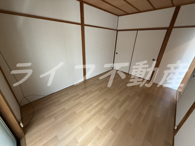 中石切5丁目貸家の居間・リビング|ゆったりとした居間です
