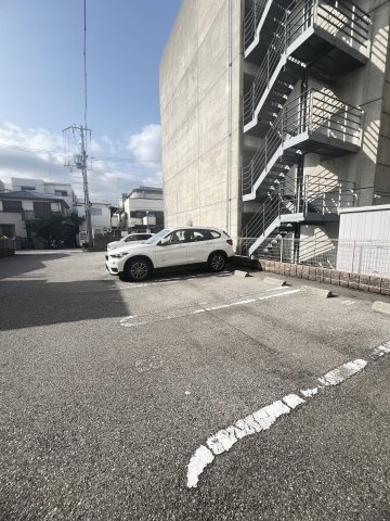 クラシェス北青木の駐車場