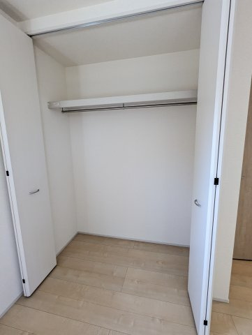 日立市滑川本町3期の収納|クローゼット内にキャストなどを置いていただき、スペースの有効活用を！