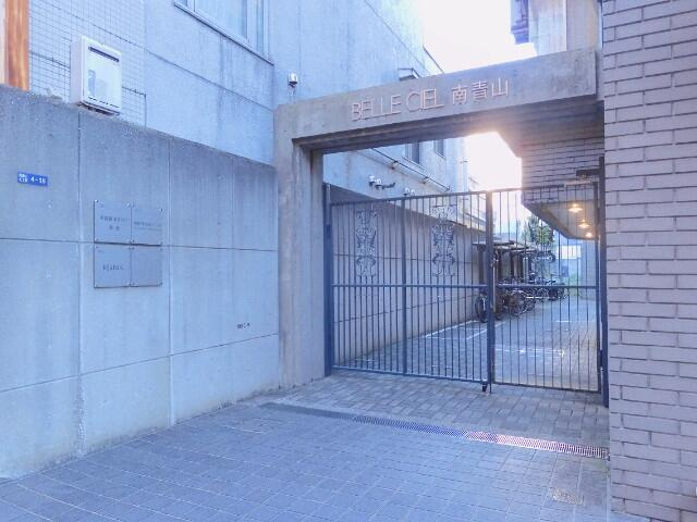 ベルセル南青山のエントランス