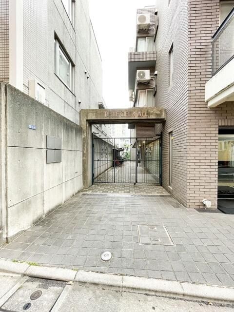 ベルセル南青山のエントランス