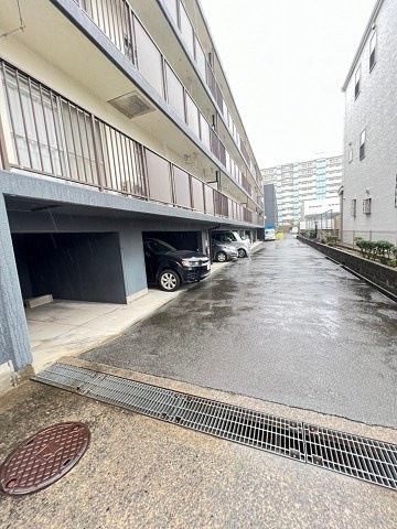 ネクスプロス壱番館の駐車場
